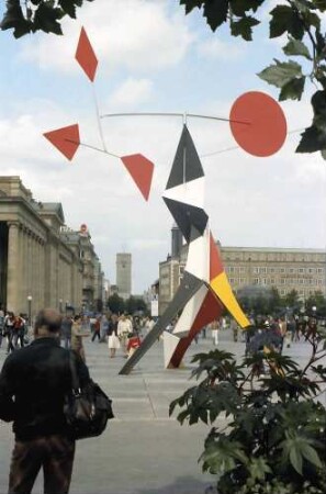 Stuttgart: Mobile Plastik am Schlossplatz