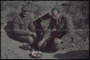 Rumänische Infanteristen beim Essen