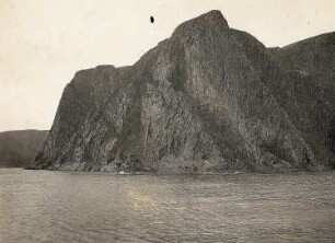 Nordkap. Blick vom Plateau über Bucht auf Felsmassiv