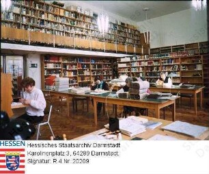 Darmstadt, Hessisches Staatsarchiv im Schloss / Lesesaal, im Vordergrund an Bibliothekskatalog arbeitend Diplom-Bibliothekarin Christa Staub (* 1933)