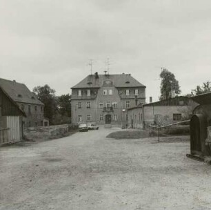 Lengenfeld-Plohn, Plohner Hauptstraße 9/11. Rittergut Plohn (nach 1804). Herrenhaus und Stallgebäude. Hofansicht