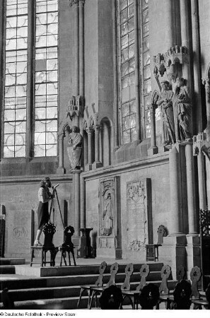 Renate Rössing beim Fotografieren der Stifterfiguren