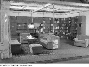 Anbauwand Carat : Ausstellungskoje mit Anbauwand "Carat" (1979; VEB Möbelkombinat Berlin (MKB)) und Sitzgruppe