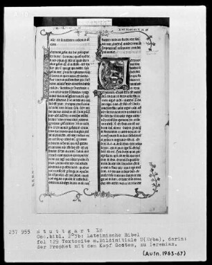 Lateinische Bibel, drei Bände — Initiale V (erba), darin der Prophet Jeremias mit dem Kopf Gottes, Folio 129recto