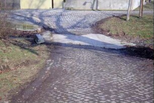 Furt durch einen Bachlauf; Betonstück zwischen Pflasterung