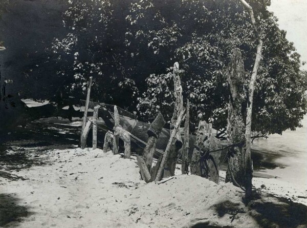 "Place de la plage avec des ustensiles de pêche, Lamasong"