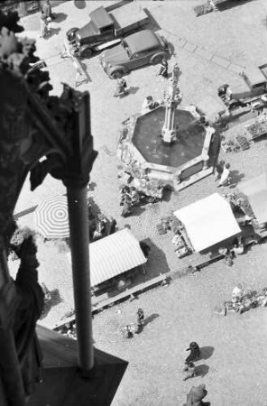 Freiburg: Blick vom Münster; auf Georgsbrunnen; mit gotischem Vordergrund