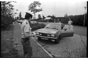 A 1: Raststätte "Buddikate" bei Todendorf: Verkehrskontrolle: Polizeibeamte der Verkehrsüberwachungsbereitschaft