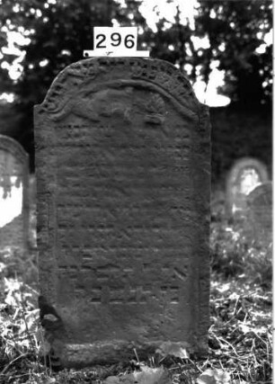 Grabstein 296 Besonderheit: Rabbiner oder angesehener Mann: Grabstein 296