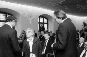 Freiburg: Rathaus, Aula, Buber-Rosenzweig-Medaille für Frau Dr. Gertrud Luckner, Preisüberreichung