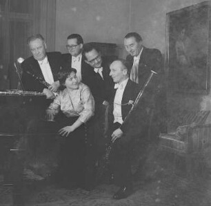 Gruppenaufnahme vom Bläserquintett und Pianistin Gudrun Brandner-Siegert der Staatskapelle (Prof. Rucker)
