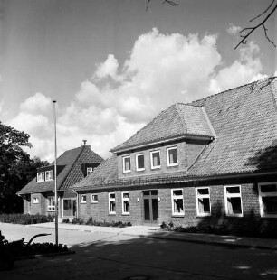 Gemeindezentrum [ehemaliges Volksschulgebäude]: Schulstraße: links Fahnenmast: hinten links Bäume