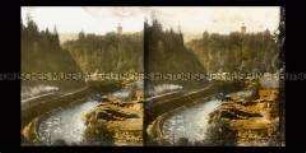 Bewaldete Hänge eines Tals mit Fluß, Eisenbahn und Sägewerk