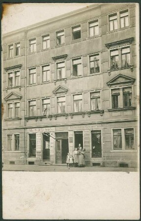 Dresden-Mickten, Rietzstraße 27. Wohnhaus mit Läden. Straßenansicht