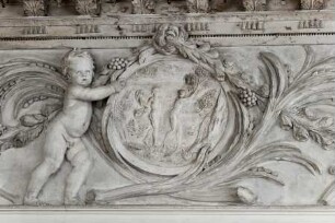 Stuckfries mit Putten, Festons und türkischen Trophäen — Szenen aus der Geschichte Apolls — Apoll und Daphne