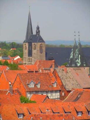 Quedlinburg - Stadtübersicht : Marktkirche (links) und Blasiikirche vom Schloss, aufgenommen in Quedlinburg am 29. April 2014. Foto Uwe Gerig