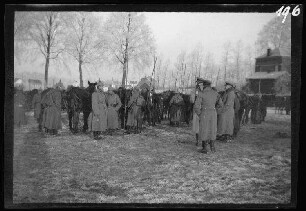 Wallonische Region (Belgien): Halt einer Kavallerieeinheit auf einem Platz ("Marschrast in Belgien. Januar 1915")