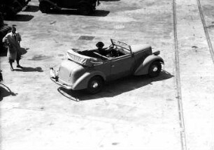 Schöneberg: Eduard Winter; Opel Modell 1934; in verschiedenen Stellungen