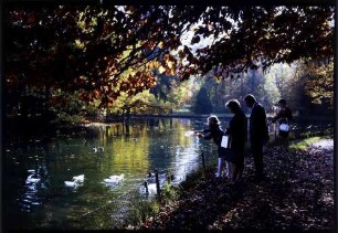 Donaueschingen: am Teich, Familie füttert Enten