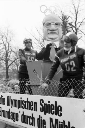 Freiburg: Freiburger Fasnet 1972 [Umzugswagen]