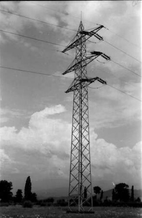 Freiburg, Lehen: Hochspannungsmast, 20000 Volt Leitung, bei Lehen