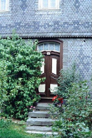 Haus wie voriges Bild: Haustür und Fassadendetails