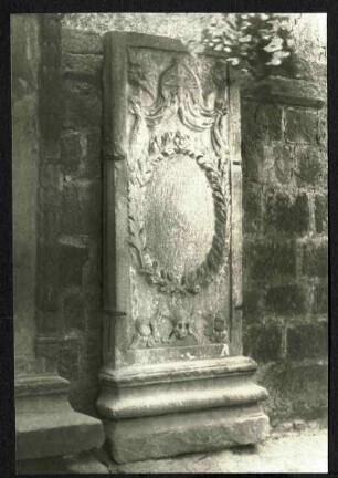 Katholische Kirche, Grabstein. Siehe 092