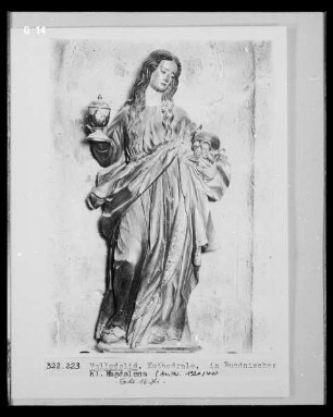 Ehemalige Nischenfigur vom Portalbau: Heilige Magdalena