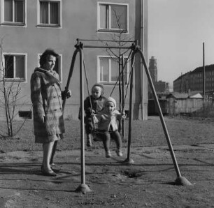 Dresden. Wohngebäude und kleiner Spielplatz, im Hintergrund das Rathaus