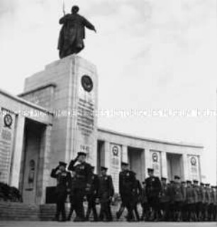 Eine Kompanie der Roten Armee marschiert am Jahrestag der Oktoberrevolution von 1917 zum sowjetischen Ehrenmal im Tiergarten