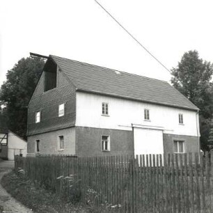 Niederwiesa. Vierseithof (Mitte 19. Jh.). Giebel- und Traufseite der Scheune
