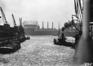 Schlepper in der Hafeneinfahrt : Blick vom Schiff auf den Schlepper bei der Hafeneinfahrt in Hamburg bei der Rückkehr der Expeditionsteilnehmer.