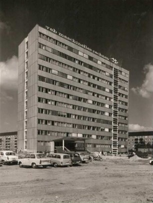 Dresden, Otto-Nuschke-Straße. Hochhaus "VEB maschinelles Rechnen" von Südosten