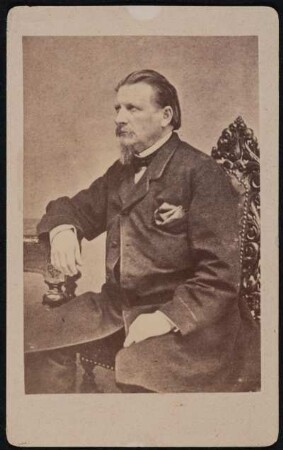 Porträt Karl Gutzkow. Albuminabzug auf Karton (Carte-de-visite mit Bezeichnung verso)