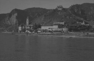 Dürnstein: Gesamtansicht des Ortes von der Donau aus, weiter stromabwärts