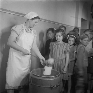Berlin-Wilmersdorf. 3. Schule. Schulkinder während der Essenausgabe