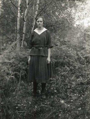 Junges Mädchen in zweiteiligen Matrosenkleid
