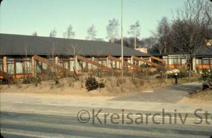 Kreisaltenheim [Ahrensburg]: Reeshoop: Gebäude, Grünanlage, Weg: im Vordergrund Straße