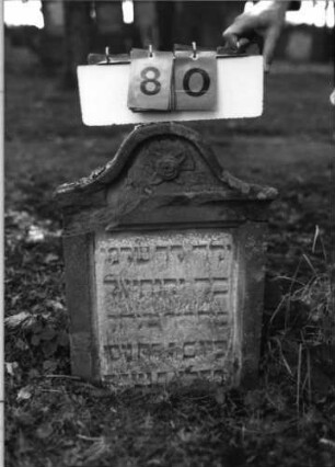 Grabstein 80 (Index: 99796132) Maße HxBxT: 58x42x14 cm Besonderheit: Kindergrab: Grabstein 80