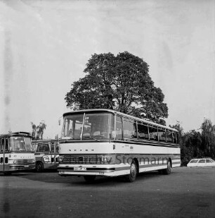 Autokraft GmbH Omnibusbetrieb: neuer Bus auf Parkplatz: links zwei weitere Busse: hinten rechts Pkw: dahinter Bäume