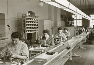 Quedlinburg: VEB Feinmeßgerätewerk am Galvafließband. (Galvanometer-Montage).