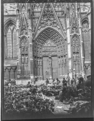 Kathedrale, Portal (davor Blumenmarkt)