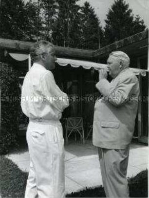 Ludwig Erhard und Architekt Sep Ruf im Garten des Hauses am Tegernsee