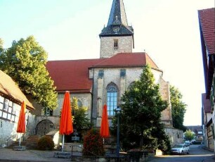 Ansicht von Süden mit Kirche (Gotischer Hochchor) über Kirchhofmauer (Wehrgang im 18 Jh abgetragen)