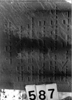 Grabstein 587 (Index: 99802839) Material: Sandstein Zustand: stark verwittert/abgeblättert Maße HxBxT: 100x54x10 cm Beschreibung: Stele mit eingezogenem Rundbogen u8nd Seitenakroterien: Grabstein 587 (Detailaufnahme)