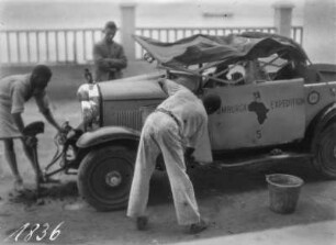 Wagen 5 der Schomburgk-Expedition : Wagen 5 der Schomburgk-Expedition wird von drei Personen repariert