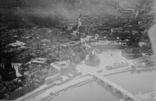 Dresden: Altstadt und Augustusbrücke von Nordost. Luftbild-Schrägaufnahme