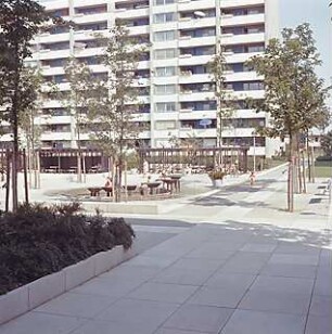 Hansjakob, Gottfried; München - Neuperlach Nord, Nord-Ost; Wohnanlage mit Ladenzentrum an der Quiddestraße - Innenhof Karl-Marx-Str., Brunnenanlage 'Wasser-Xylophon' (1970, Edmund Puchner)
