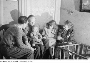 Porträt Lothar als Kleinkind mit älterem Ehepaar und Renate und Roger Rössing