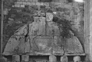 Fragment des alten Tympanons der Westfassade mit Christus und den Evangelistensymbolen